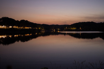 宮沢湖の夕焼けとお店の灯り2