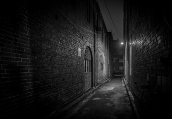 Obraz premium eerie old back street at night