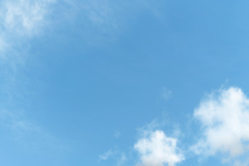 Obraz premium White cloud and blue sky background with copy space