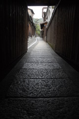 Obraz premium 日本の古い町並みと小道 コントラスト 石畳 京都 風景 景色 街 旅行 旅 光 