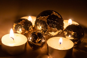 Weihnachtliche Adventskerzen Teelichte mit Deko-Metallkugeln funkeln und glitzern und erleuchten...