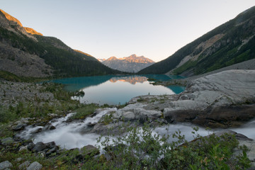Fototapeta na wymiar Hiking in Joffre lakes provincial park