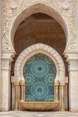 Foto op Plexiglas Prachtig versierde fontein bij de moskee van Hassan II in Casablanca, Marokko © tynrud
