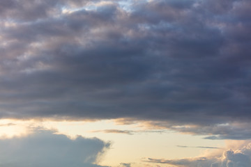 Obraz premium Clouds in the sky at sunset as a background