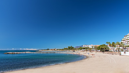 Marbella Strand und Wellenbrecher