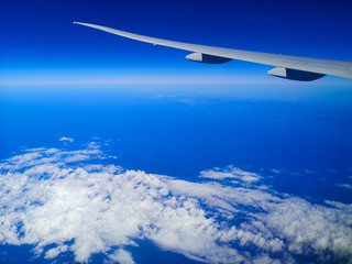 Naklejka premium Airplane wing over the Black Sea