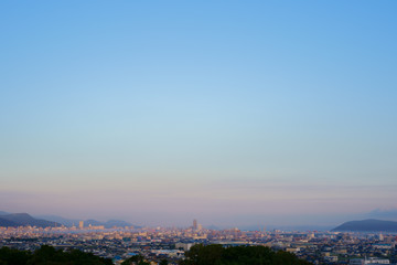 夜明けの香川県高松市街並み　朝霧
