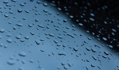 Regentropfen auf Scheibe