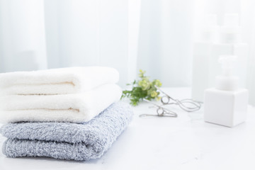 洗剤で洗濯し、部屋で畳んだタオル。家事のイメージ。