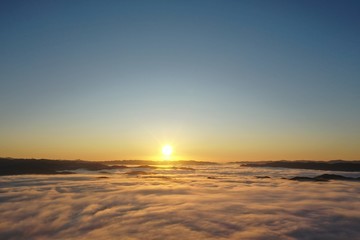 Fototapeta premium 大撫山の朝霧オレンジの雲海