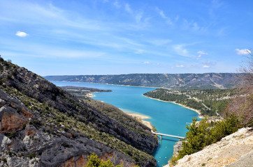 Fototapeta premium Gorges du verdon sud de la france alpes de haute provence. entrée des gorges depuis le lac de sainte croix. pont de galetas
