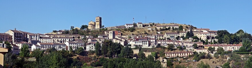 Fototapeta na wymiar Iglesia de San Salvador en un pueblo medieval de Sepúlveda (Segovia, España).
