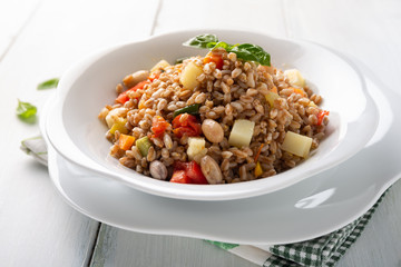 Insalata di farro e verdure, Cucina vegetariana