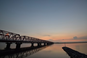 Obraz premium 木曽川大橋からの日の出