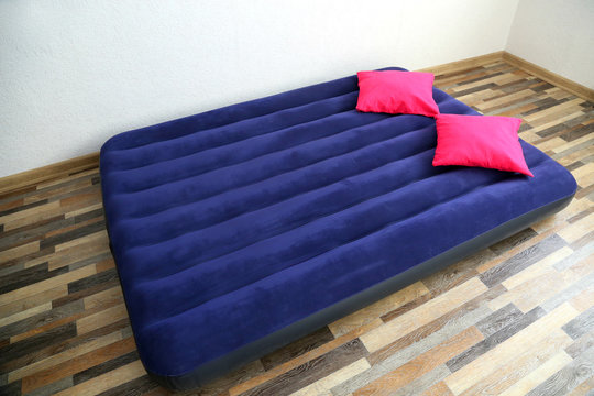 Что можно сделать из старого надувного матраса "Air Mattress" Изображения: просматривайте стоковые фотографии, векторные изобра