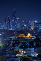 Naklejka premium Złota góra to religijna budowla w Bangkoku