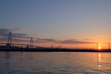Obraz na płótnie Canvas 名古屋港からの日の出