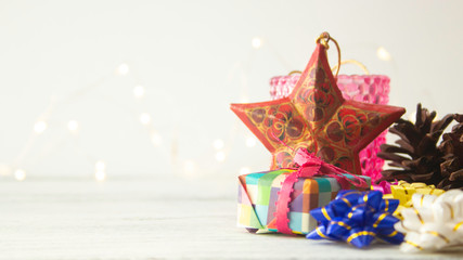 Fototapeta na wymiar クリスマス背景：折り紙のプレゼントと赤い星のオーナメント
