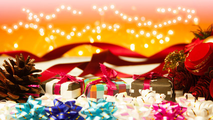 クリスマス背景：折り紙のプレゼントとクリスマスリースとリボン