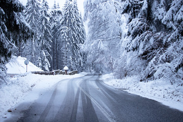 Obraz premium Empty road with snow banks on sides.