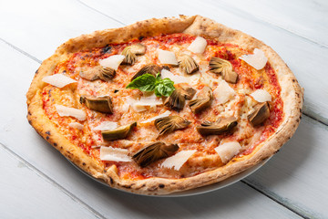 Pizza con carciofi, grana, mozzarella e sugo