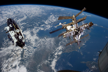 Obraz premium Statki kosmiczne w kosmosie. Motyw naukowy. Elementy tego obrazu dostarczone przez NASA.