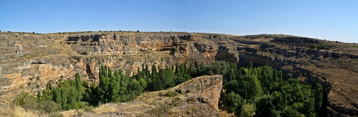 Fototapeta na wymiar Parque Nacional de Hoces del río Duratón a su paso por Sepúlveda (Segovia, España). Meandros y acantilados en la roca caliza.