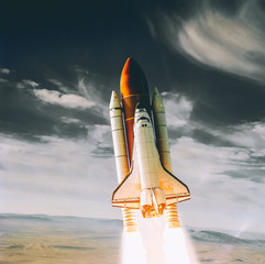Obraz premium Wystrzelenie rakiety w dramatyczne niebo. Elementy tego obrazu dostarczone przez NASA.