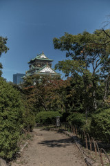 大阪城の天守閣と城内の風景