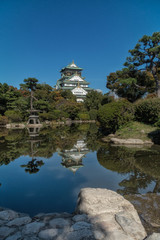 Fototapeta na wymiar 大阪城の日本庭園の池に映る天守閣のリフレクション