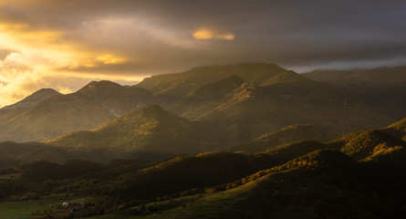 Puesta de sol sobre Serra Cavallera (Sant Joan de les Abadesses)