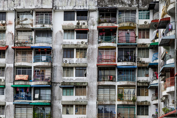 Fototapeta na wymiar Alte verfallene Hausfassade von einem Wohnblock in Asien 
