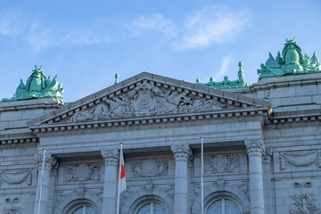 迎賓館赤坂離宮、前庭から見える青銅の屋根と武者像、レリーフと青空