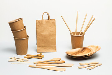 Productos hechos de papel reciclado sobre fondo gris claro. Concepto protección del medio ambiente, conservación de la naturaleza, reciclaje. Vista de frente.