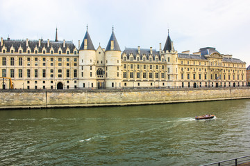 Fototapeta na wymiar La Conciergerie castle in Paris