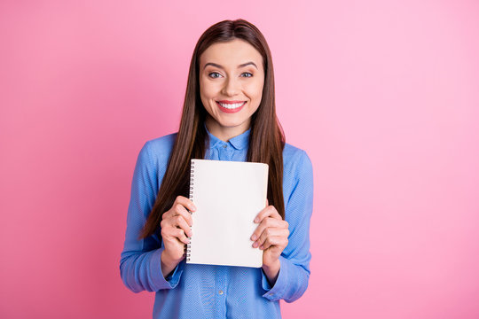 Photo of cheerful fascinating sweet lovely cute girlfriend showing you clear piece of paper smiling toothily isolated over pink pastel color background