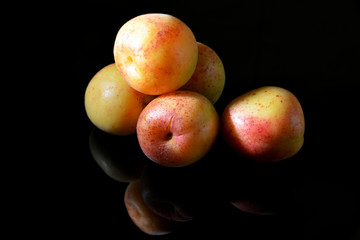 Fototapeta na wymiar fresh apricots on black background