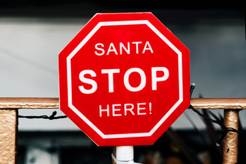 Obraz premium text santa stop here in a signboard