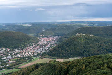 Fototapeta na wymiar Heißluftballonfahrt, Blick auf Bad Urach und Burg Hohenurach