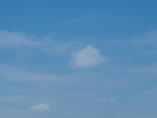 Obraz premium błękitne niebo z chmurami