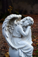 Schlafender Engel auf einem Friedhof