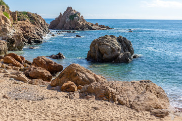 Fototapeta na wymiar Playa rocosa en blanes mediterraneo europa 