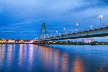 Fototapeta na wymiar Brücke über den Rhein im Zentrum von Köln
