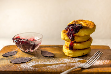  healthy curd pancakes with fresh berry sauce