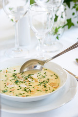 Pilzsuppe mit Mandeln und Schnittlauch