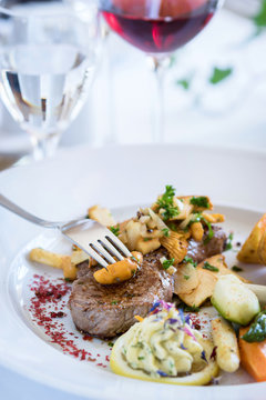 Hauptgang Schweinelende mit Pilzen und Gem&uuml;se