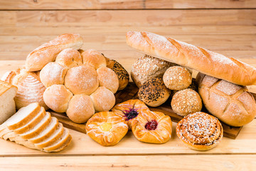 A variety of breads are arranged together, the appearance and color are different. Extremely appetizing