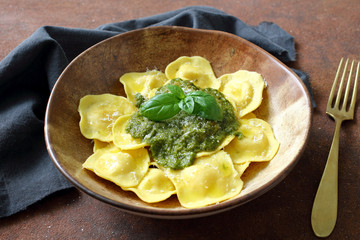 pasta ripiena tortellini o ravioli con pesto genovese