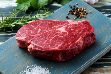 carne cruda filetto di vitello o manzo su taglieri di legno verde