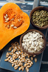 semi dizucca gialla freschi salati sfondo tavolo rustico verde